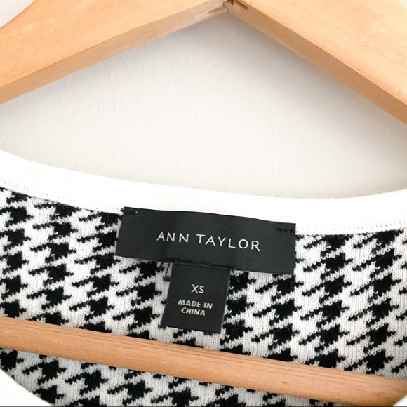 🌻 ANN TAYLOR Black White Print Sweater Fringe Top - Picture 2 of 7